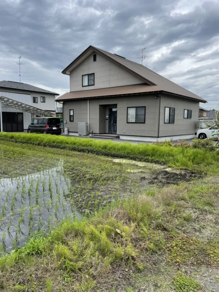 この物件の外壁工事を始めます。